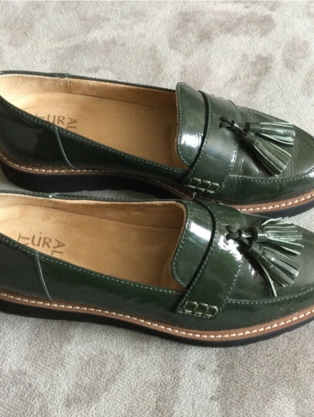 NATURALIZER Green leather loafer Slip on shoe size 7.5 with tassel